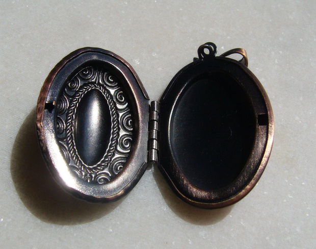 Locket metalic finisaj cupru aprox 10x27x42 mm (52 mm cu agatatoarea)