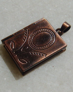 Carticica locket metalic finisaj cupru aprox 4x16x19 mm (52 mm cu agatatoarea)