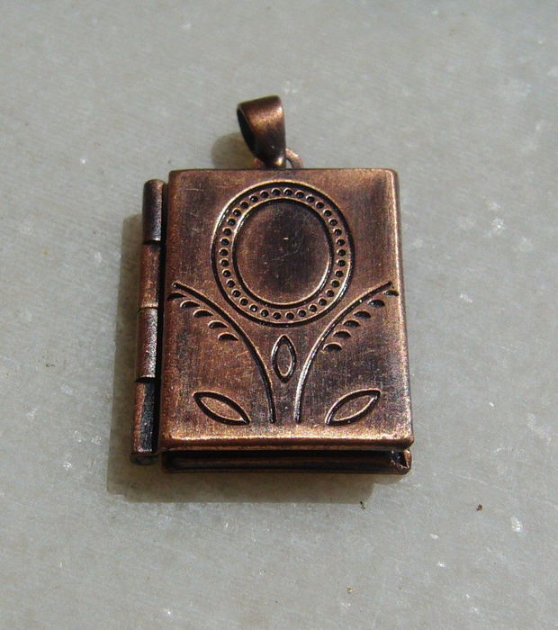 Carticica locket metalic finisaj cupru aprox 4x16x19 mm (52 mm cu agatatoarea)