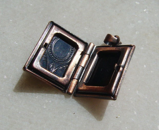 Carticica locket metalic finisaj cupru aprox 4x16x19 mm (52 mm cu agatatoarea)