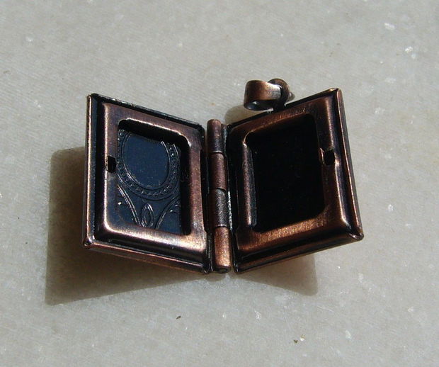 Carticica locket metalic finisaj cupru aprox 4x16x19 mm (52 mm cu agatatoarea)