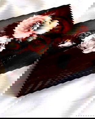 Cutie din lemn cu trandafiri albi 46431