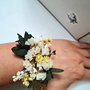 Cocarde nuntă / Brățări domnișoare onoare- flori naturale uscate și stabilizate, Alb Galben Verde
