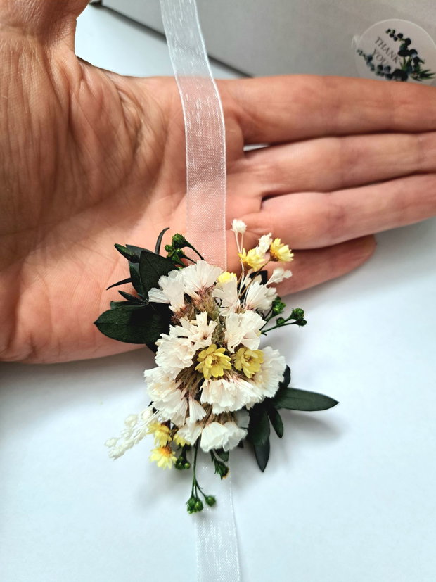 Cocarde nuntă / Brățări domnișoare onoare- flori naturale uscate și stabilizate, Alb Galben Verde