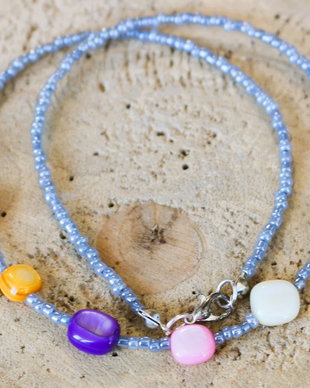 Colier handmade din margele de nisip si sidef colorat