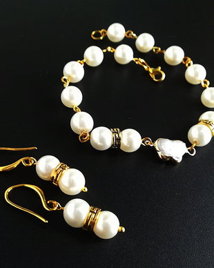 set perle seashell albe si accesorii aurite