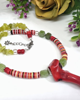 Colier radacina de coral ,peridot si jad