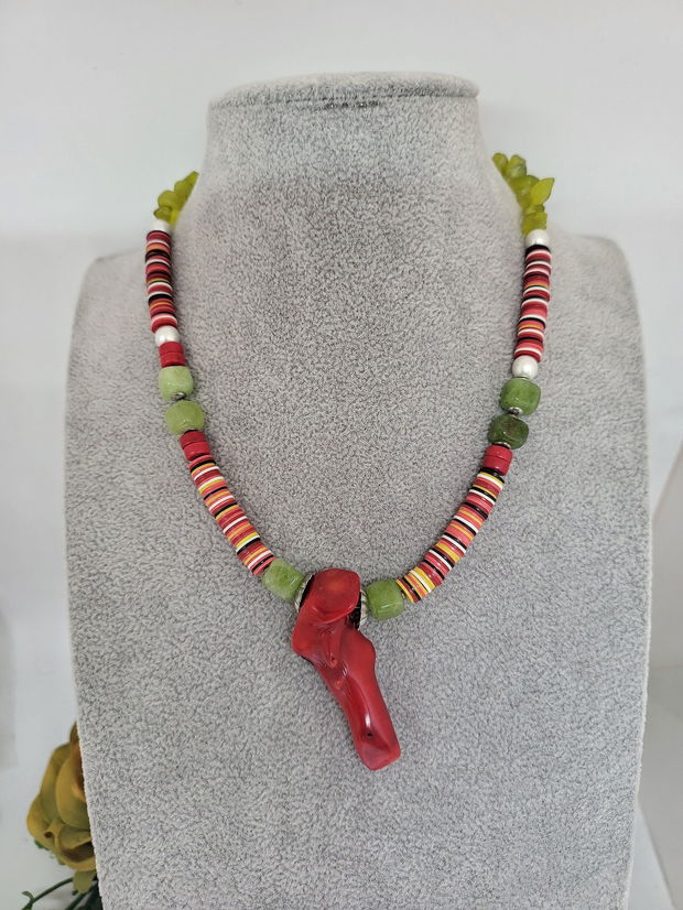 Colier radacina de coral ,peridot si jad