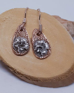 Cercei unicat, atarnatori, in forma de lacrimi din cupru texturat, pictat cu argint si decorati cu flori de hibiscus din argint pur