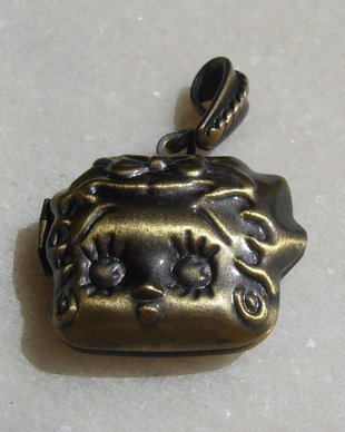 Betty Boop locket metalic finisaj bronz aprox 10x26x25 mm (35 mm cu agatatoarea)