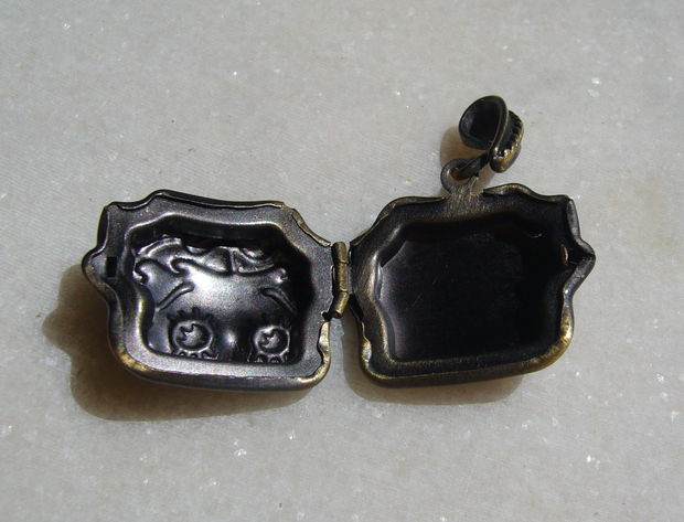 Betty Boop locket metalic finisaj bronz aprox 10x26x25 mm (35 mm cu agatatoarea)