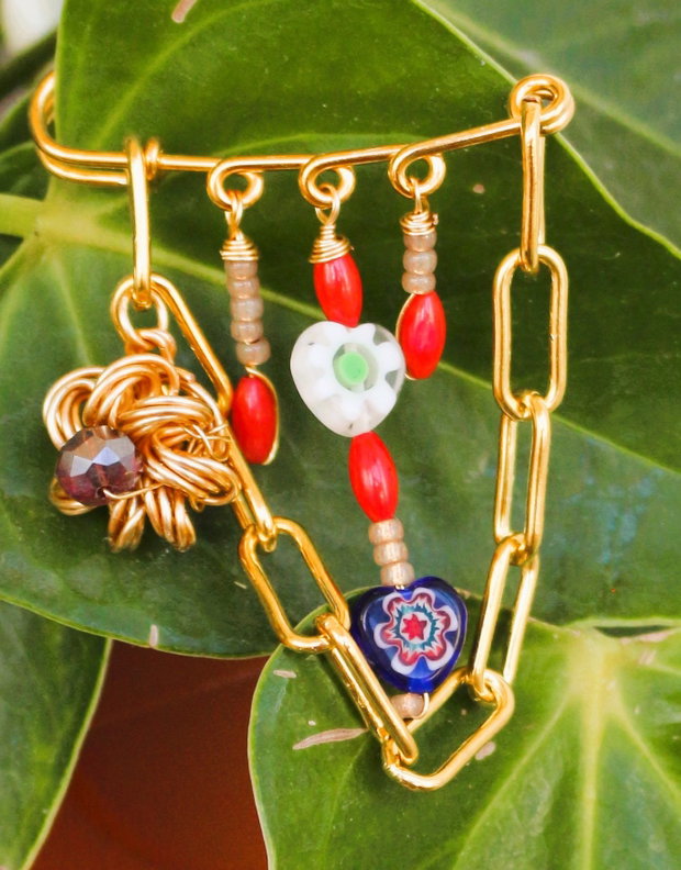 Brosa ac de siguranta cu margele millefiori,myuki toho si un charm floare din sarma