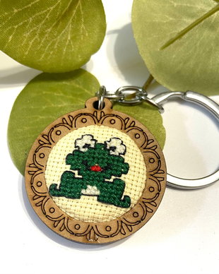 Breloc cu broderie manuala