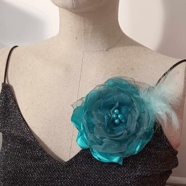 Accesoriu brosa floare cu pene lebada, Brosa turquoise, Floare verde albastrui din organza si satin