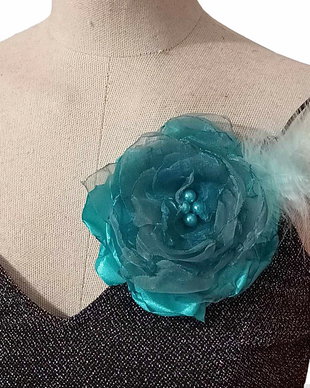 Accesoriu brosa floare cu pene lebada, Brosa turquoise, Floare verde albastrui din organza si satin