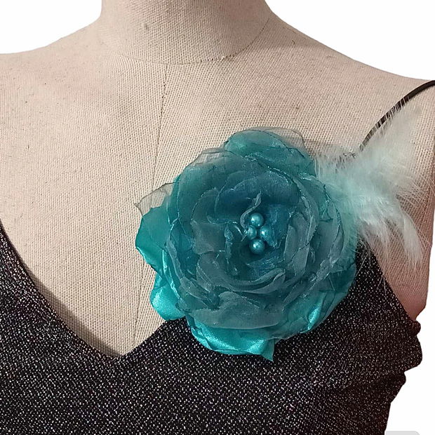 Accesoriu brosa floare cu pene lebada, Brosa turquoise, Floare verde albastrui din organza si satin