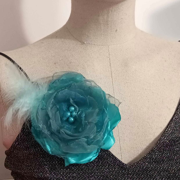 Accesoriu brosa floare cu pene lebada, Brosa turquoise, Floare verde albastrui din organza si satin