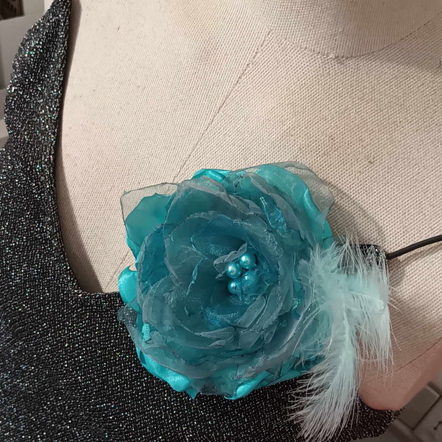 Accesoriu brosa floare cu pene lebada, Brosa turquoise, Floare verde albastrui din organza si satin