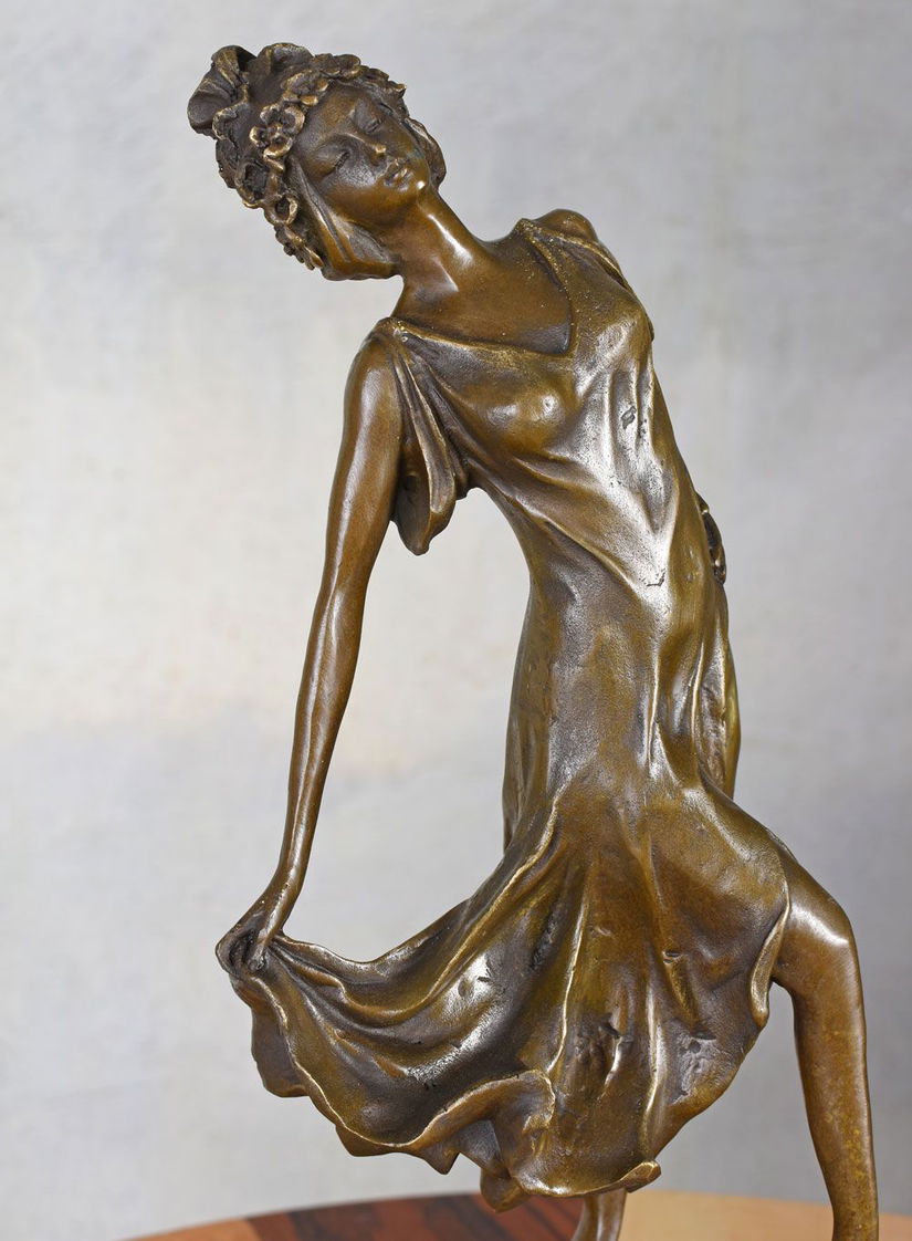 Dansatoare Art Nouveau-statueta din bronz pe soclu din marmura