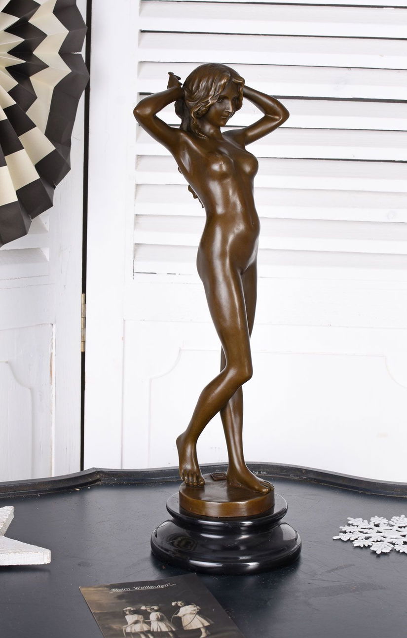 Nud Art Deco-statueta din bronz cu un soclu din marmura