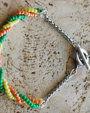 Bratara handmade cu margele de nisip colorate