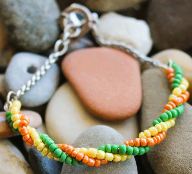 Bratara handmade cu margele de nisip colorate