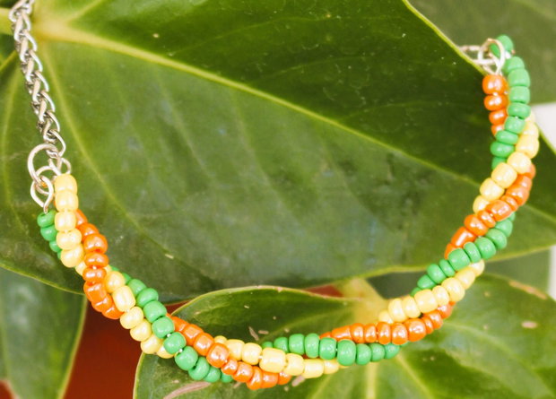 Bratara handmade cu margele de nisip colorate