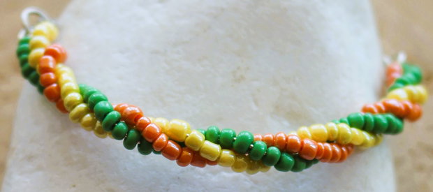 Bratara handmade cu margele de nisip colorate