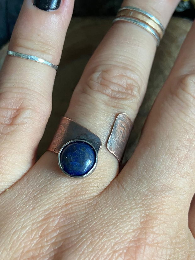 Inel reglabil din cupru gravat chimic, argint 925 si cabochon de lapis lazuli