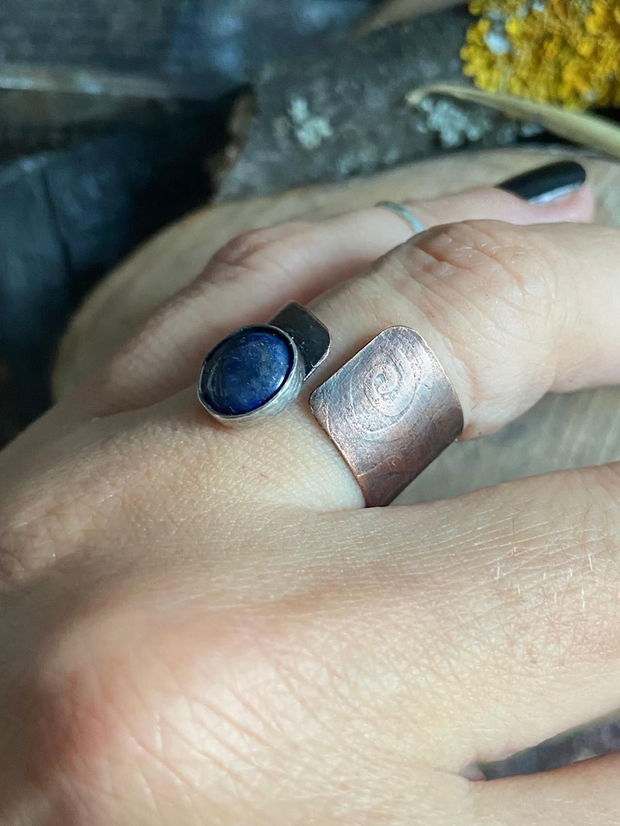 Inel reglabil din cupru gravat chimic, argint 925 si cabochon de lapis lazuli