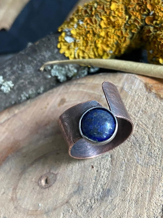 Inel reglabil din cupru gravat chimic, argint 925 si cabochon de lapis lazuli