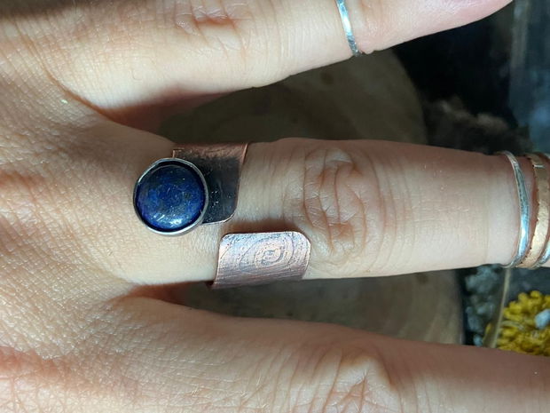 Inel reglabil din cupru gravat chimic, argint 925 si cabochon de lapis lazuli