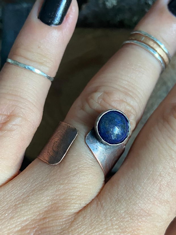 Inel reglabil din cupru gravat chimic, argint 925 si cabochon de lapis lazuli