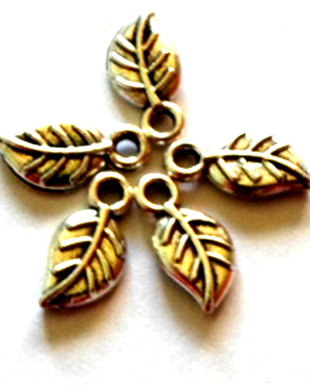 Charm metalic frunza mica argintiu