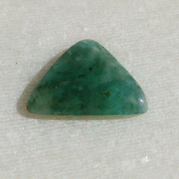 Cabochon smarald SUBTIRE (INDIA - lucrat manual) aprox 2x10x12.5 mm