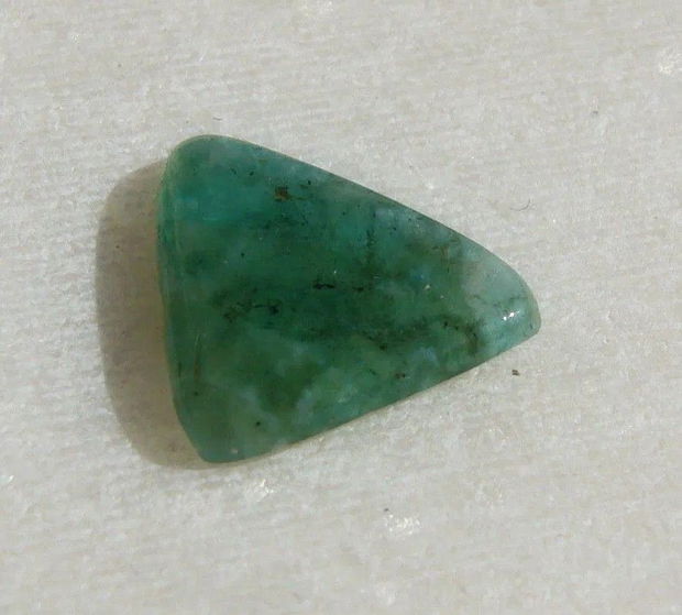 Cabochon smarald SUBTIRE (INDIA - lucrat manual) aprox 2x10x12.5 mm