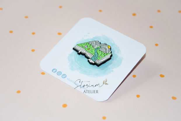 Pin metalic Mountain view. Insigna munte