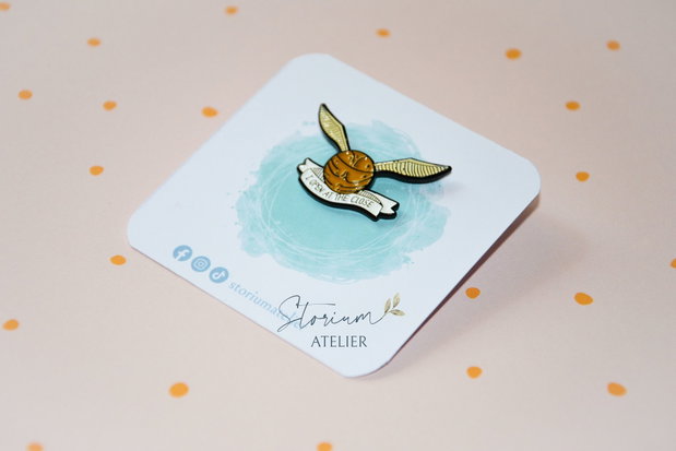 Pin metalic Harry Potter Golden Snitch. Insigna Harry Potter