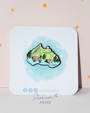 Pin metalic Mountains. Insigna munte