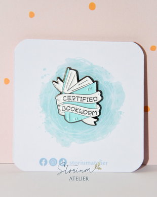 Pin metalic Cerified bookworm. Insigna carti