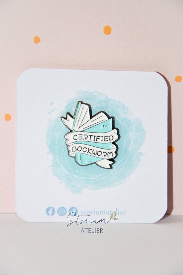 Pin metalic Cerified bookworm. Insigna carti