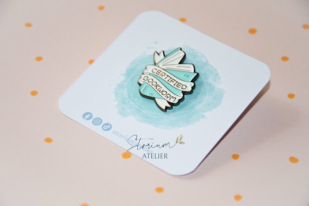 Pin metalic Cerified bookworm. Insigna carti