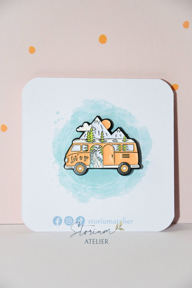 Pin metalic Travel car. Insigna masina