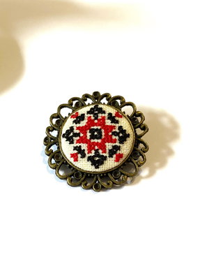 Brosa cu broderie manuala - traditii