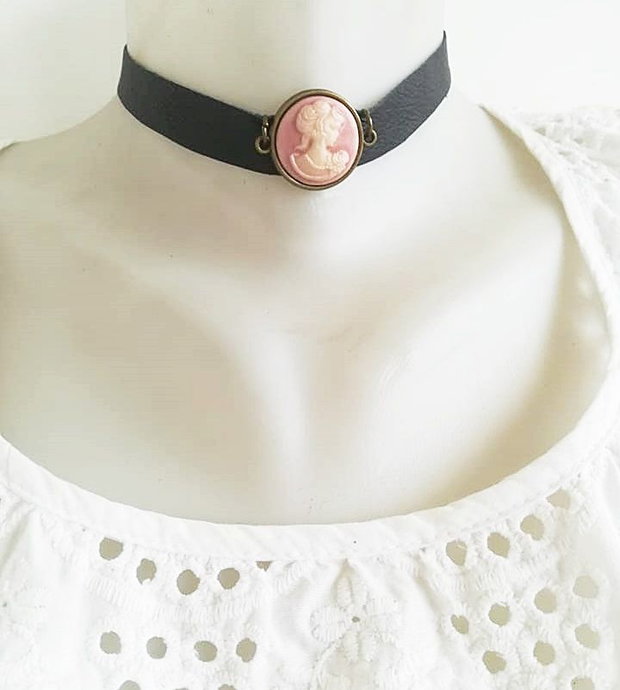 chocker piele cu medalion camee roz somon