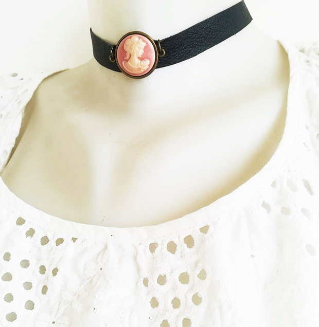 chocker piele cu medalion camee roz somon