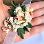 Cocarde nuntă/ Brățări domnișoare onoare-flori naturale uscate și stabilizate , Peach/Roz-Alb-Verde -