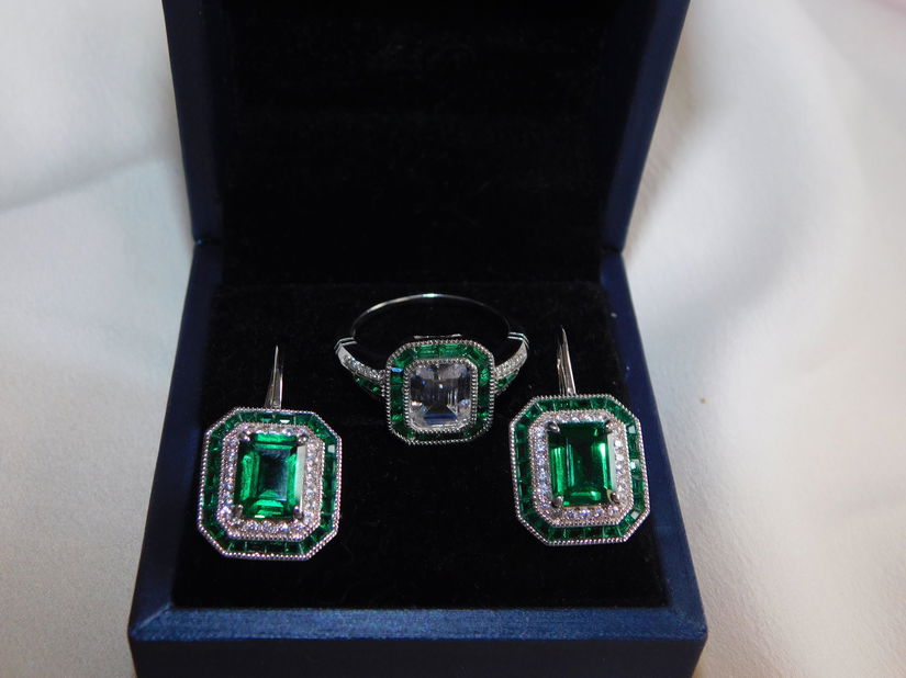 Set nou  Italo Jewelry ,absolut  deosebit , emerald saphire