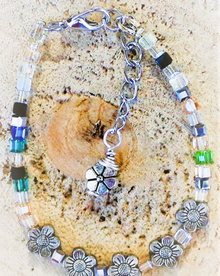 Bratara handmade din cristale tip swarovski si elemente din aliaj tibetan