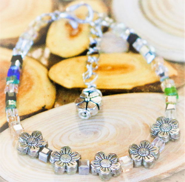 Bratara handmade din cristale tip swarovski si elemente din aliaj tibetan